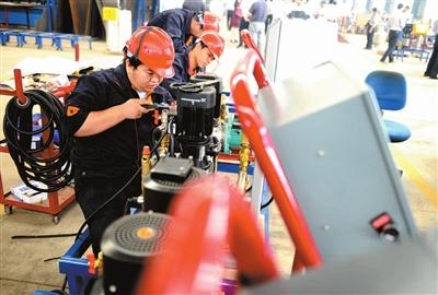 12日,湖北灵坦机电设备员工在检测产品质量.